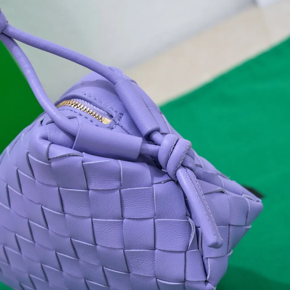Batch 1160 B's new model is coming🔥Classic woven logo✅ The bag body is made of selected original sheepskin. The texture is soft and waxy. The simple square bag body is classic and versatile. The internal design is very practical. It has a large space and an adjustable iconic leather drawstring. It can be said to be both elegant and practical. The design is very simple and elegant. It has a kind of literary and retro style. Size model: 17*10*6cm, model number: 9896
